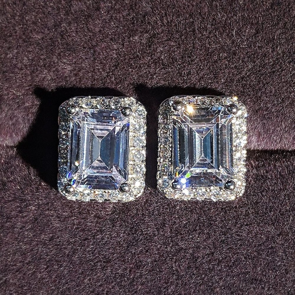 *NEW 18K White Gold Diamond Halo Stud Earrings